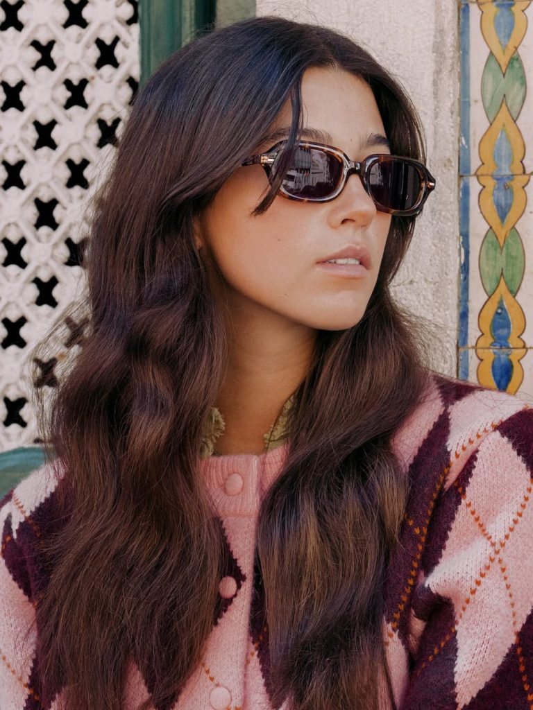 Chica con gafas de sol de pasta